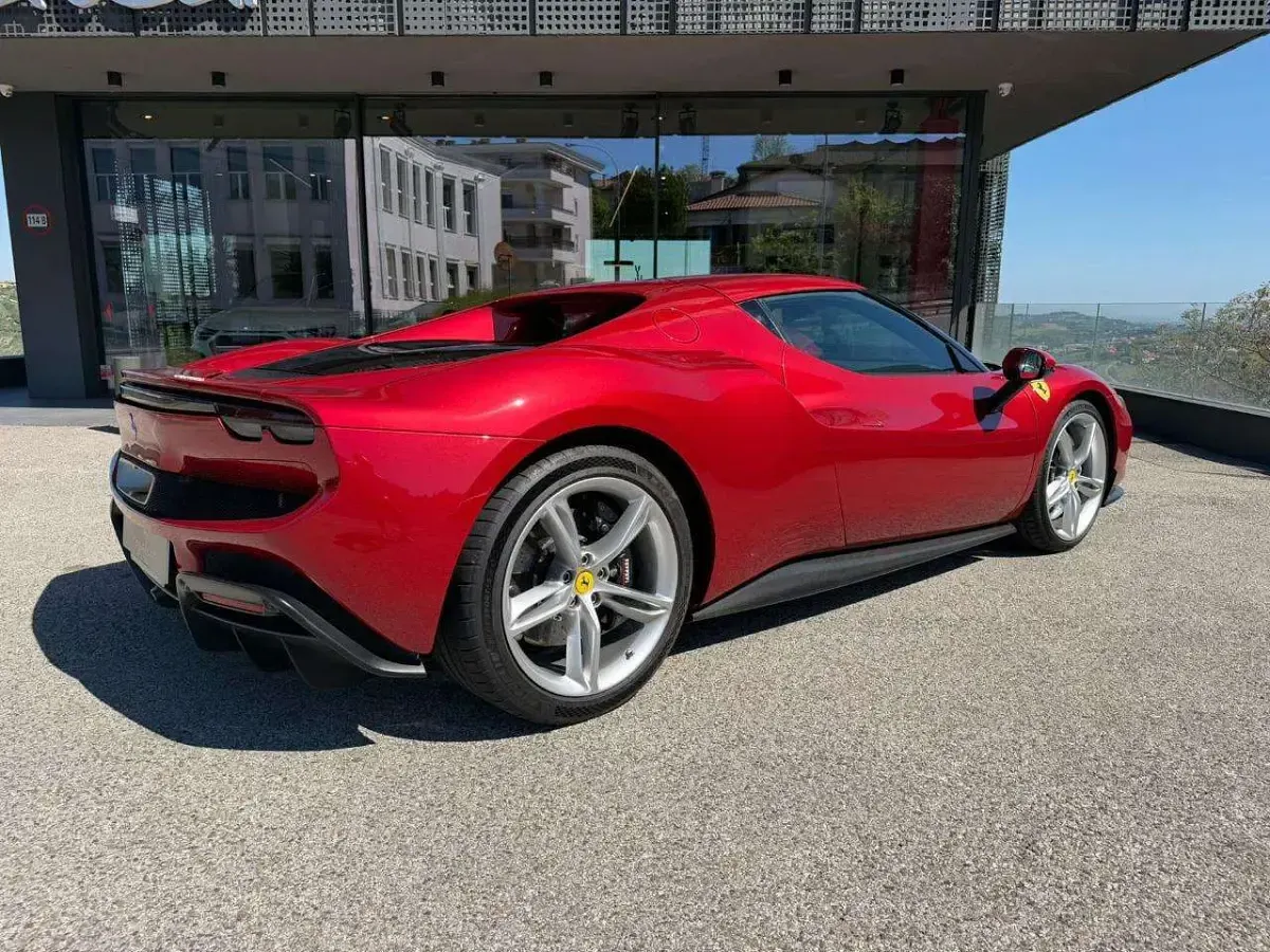 Usata Ferrari 296 662 CV (486 kW) 2022 Rosso Coupé