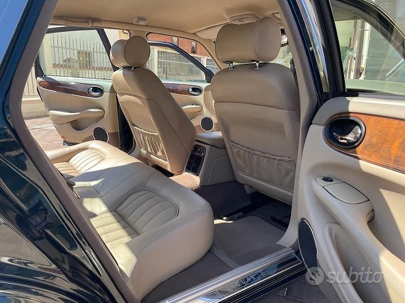 Usata Jaguar XJ8 Executive 237 CV (174 kW) 2000 Verde Berlina