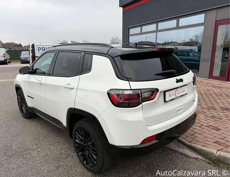 Usata Jeep Compass 131 CV (96 kW) 2024 Alpin white con tetto nero SUV