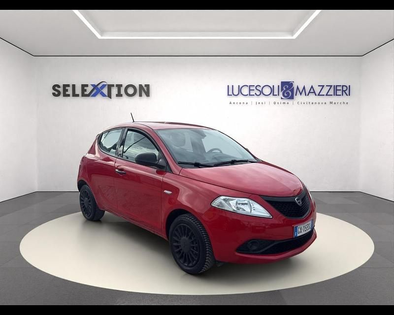 Usado Lancia Ypsilon S 69 HP (50 kW) 2020 Vermelho Citadino