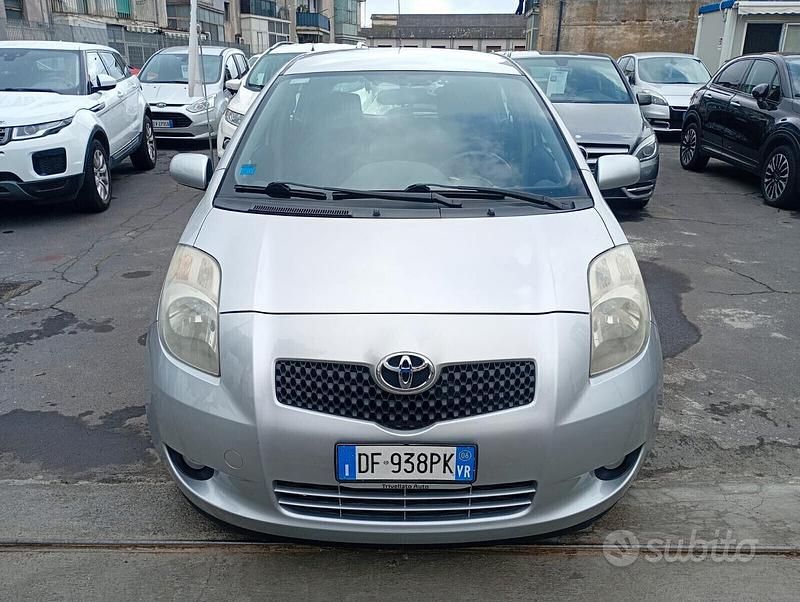 Usata Toyota Yaris 90 CV (66 kW) 2006 Grigio Utilitaria