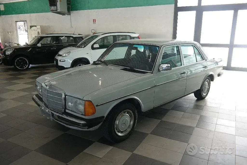 Usata Mercedes 200 94 CV (69 kW) 1970 Grigio Berlina