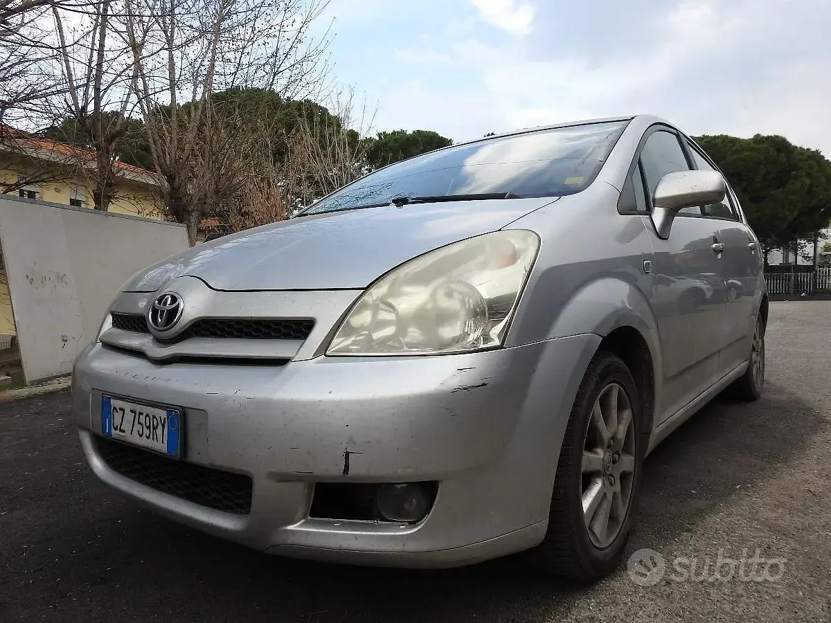 Usata Toyota Corolla Verso Sol 109 CV (80 kW) 2006 Grigio Monovolume