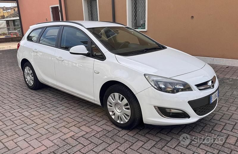 Usata Opel Astra 110 CV (80 kW) 2013 Bianco Station wagon