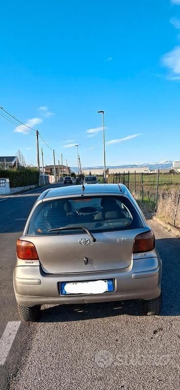 Usata Toyota Yaris 75 CV (55 kW) 2003 Grigio Utilitaria