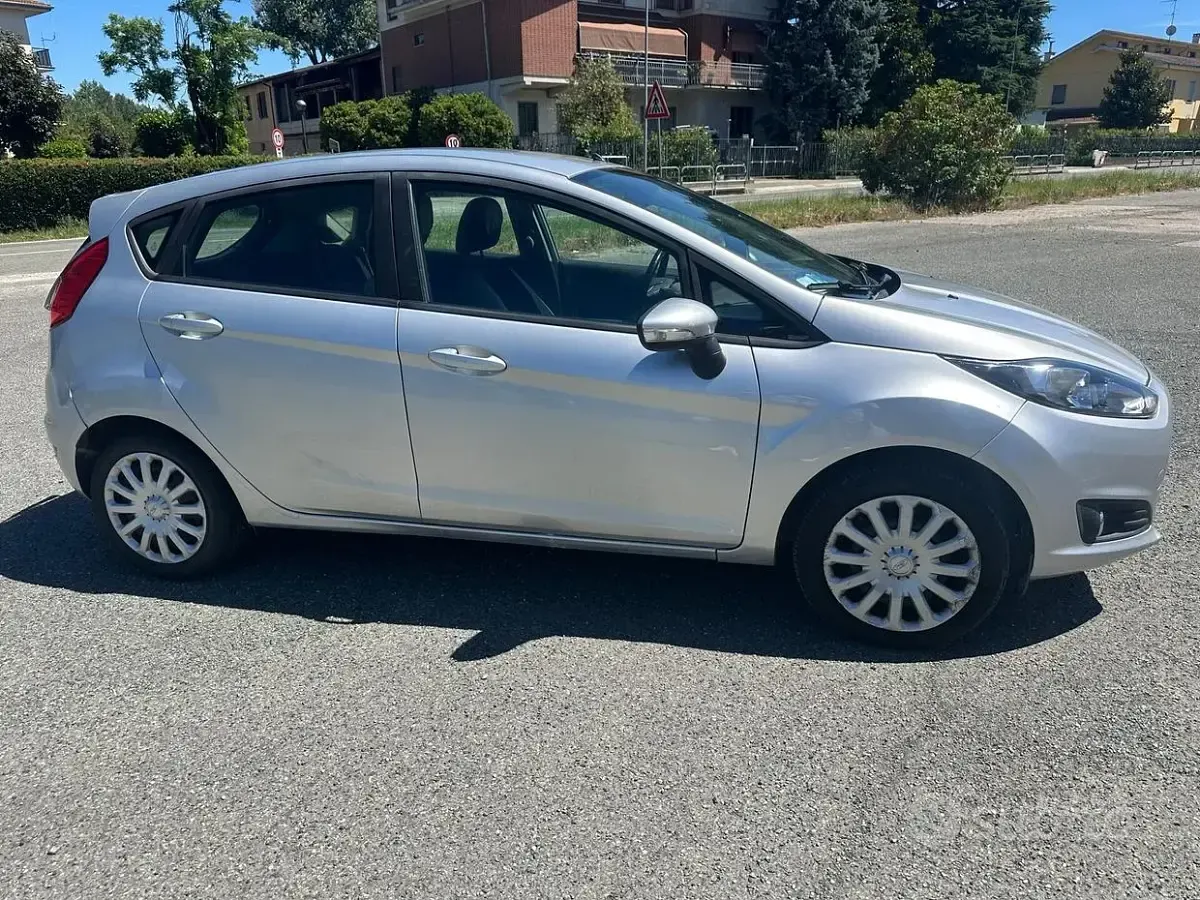 Usata Ford Fiesta Titanium 82 CV (60 kW) 2013 Grigio Berlina