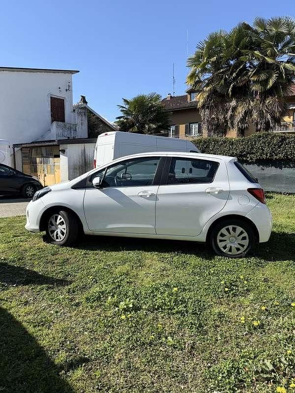 Usata Toyota Yaris Lounge 69 CV (50 kW) 2015 Bianco Utilitaria