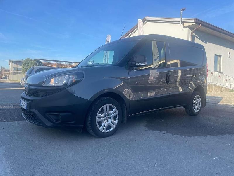 Grigio Usata 2022 Fiat Doblò Lounge Monovolume | 13.500 € (Buon prezzo) - Immagine 1/4