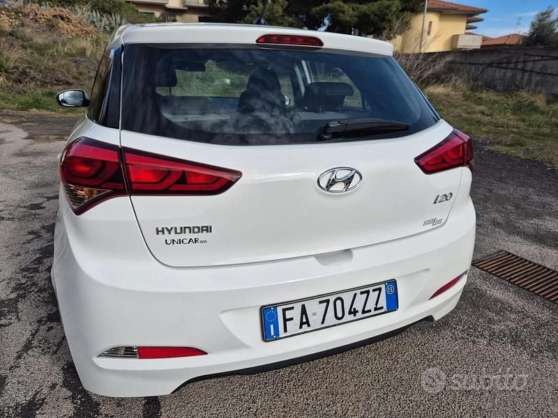 Usata Hyundai i20 Comfort 75 CV (55 kW) 2015 Bianco Berlina