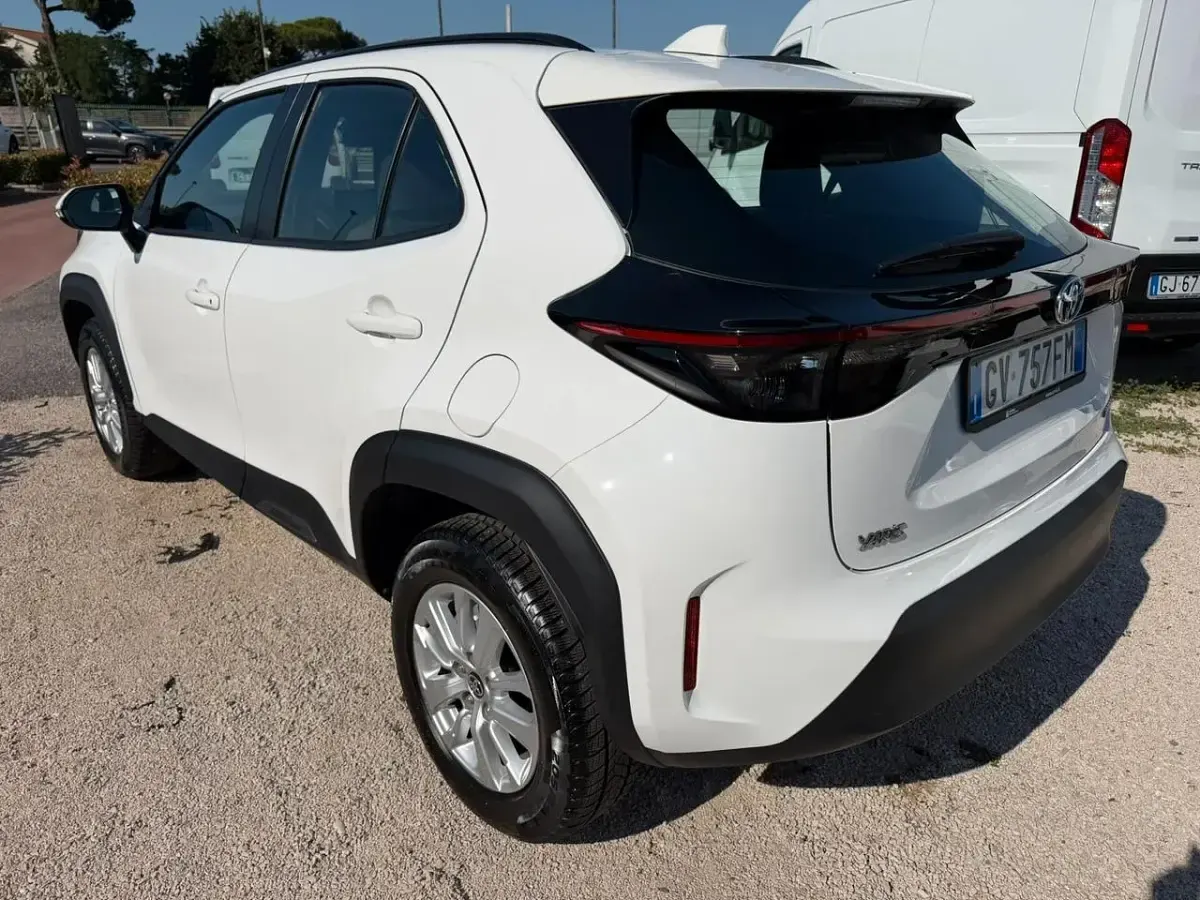 Usata Toyota Yaris Hybrid Active 92 CV (67 kW) 2024 Bianco Station wagon