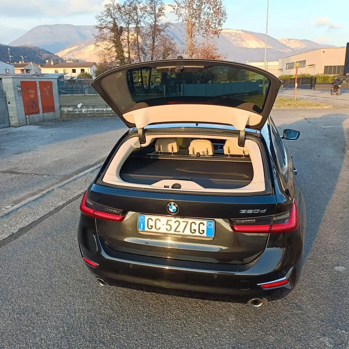 Usata BMW 320e Luxury Line 190 CV (139 kW) 2020 Nero Station wagon