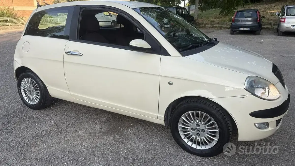 Usata Lancia Ypsilon 69 CV (50 kW) 2004 Giallo Utilitaria