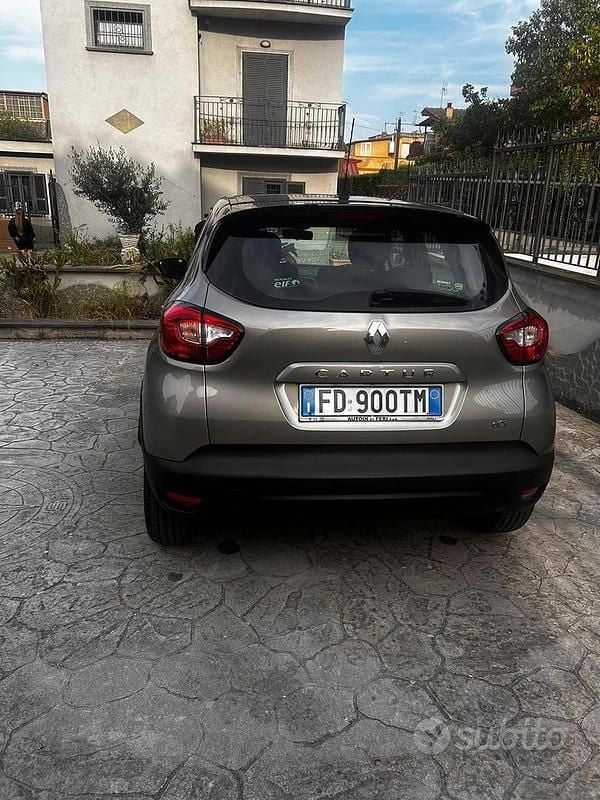 Usado Renault Captur 90 CV (66 kW) 2016 Gris SUV