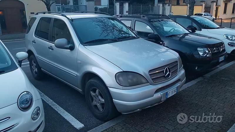 Usata Mercedes ML270 163 CV (119 kW) 2001 Grigio SUV