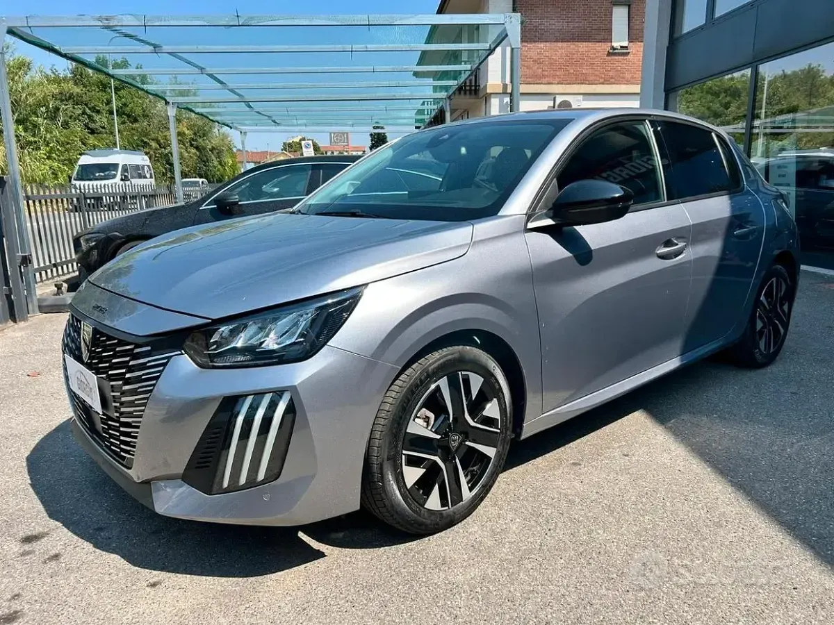 Usata Peugeot 208 Allure 101 CV (74 kW) 2025 Grigio Utilitaria