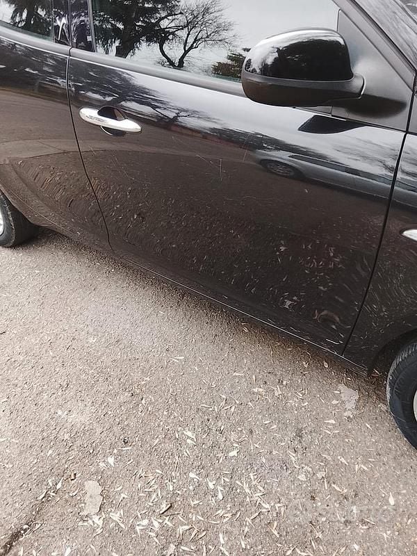 Usata Lancia Ypsilon 69 CV (50 kW) 2015 Nero Utilitaria