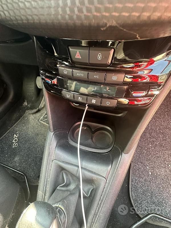 Usata Peugeot 208 110 CV (80 kW) 2016 Rosso Utilitaria