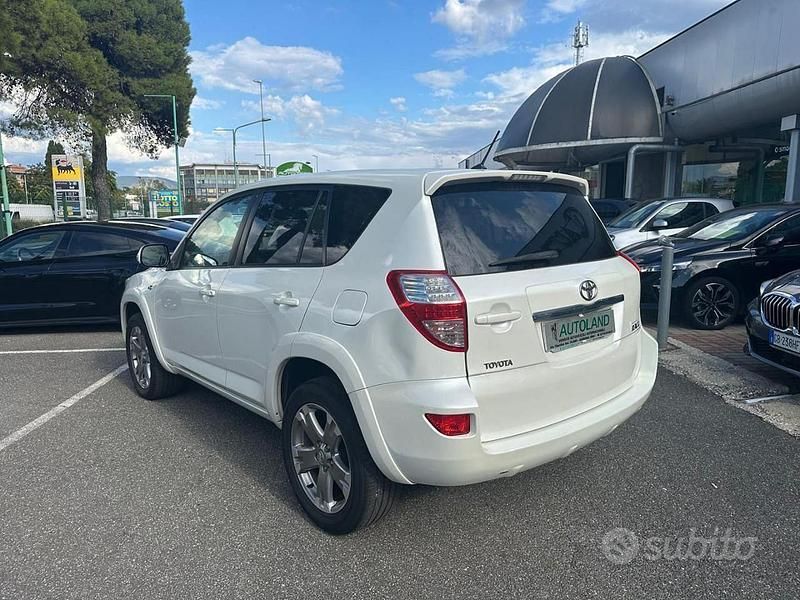 Usata Toyota RAV4 Executive 150 CV (110 kW) 2011 Bianco metallizzato SUV