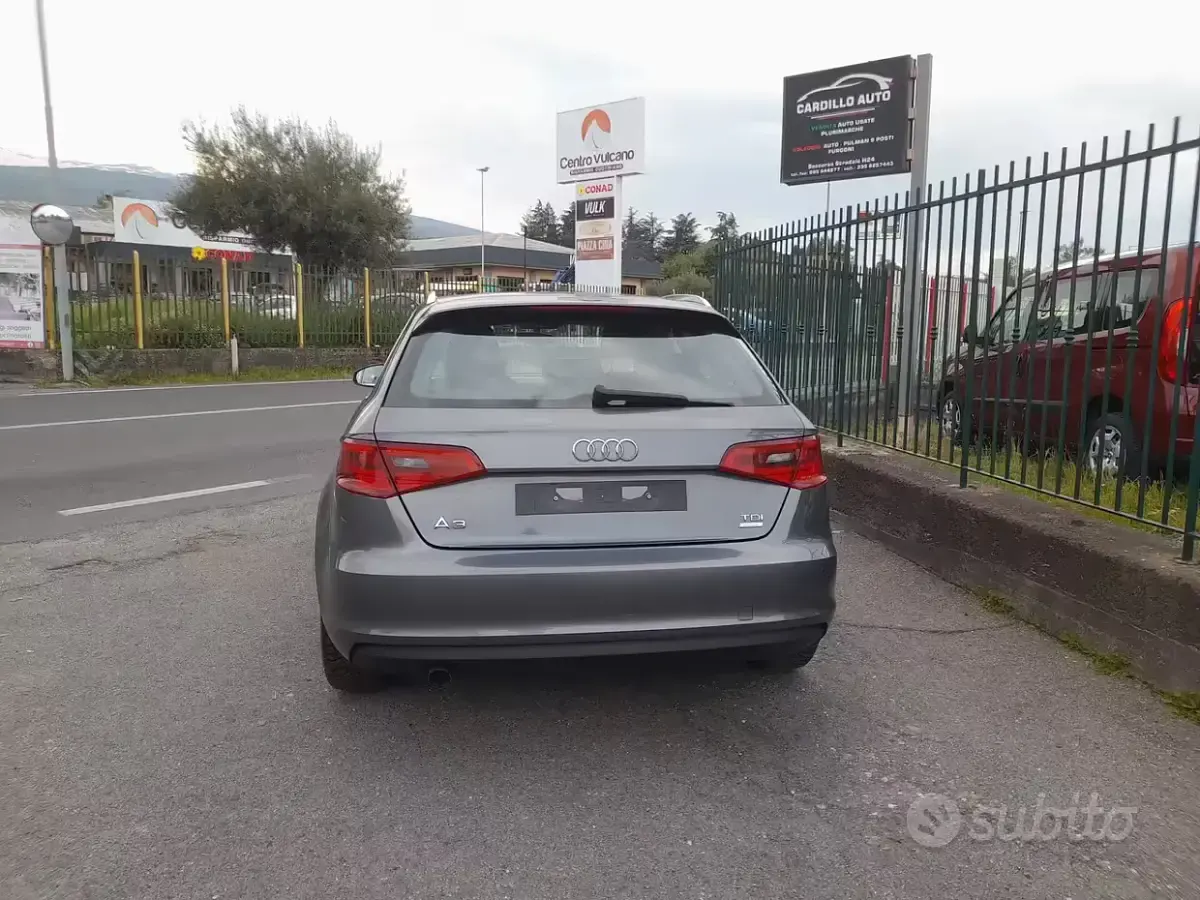 Usado Audi A3 Attraction 110 CV (80 kW) 2016 Gris Berlina