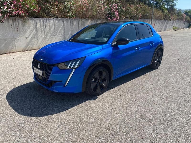 Usata Peugeot e-208 GT 100 kW (136 CV) 2020 Blu Utilitaria