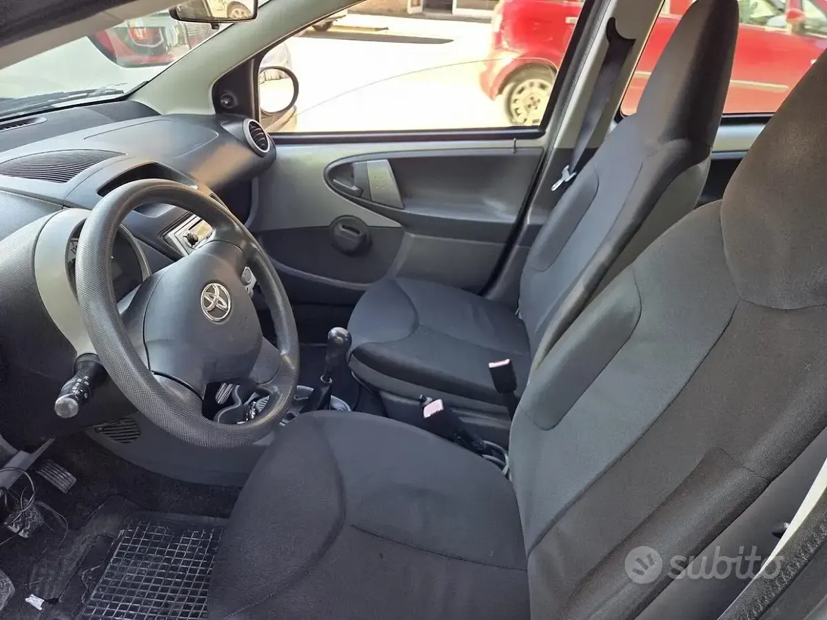 Usata Toyota Aygo 68 CV (50 kW) 2009 Grigio Utilitaria