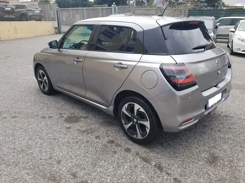 Usata Suzuki Swift 83 CV (61 kW) 2024 Argento new york Berlina