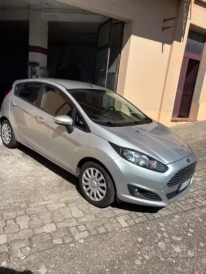 Usata Ford Fiesta 75 CV (55 kW) 2016 Grigio Utilitaria