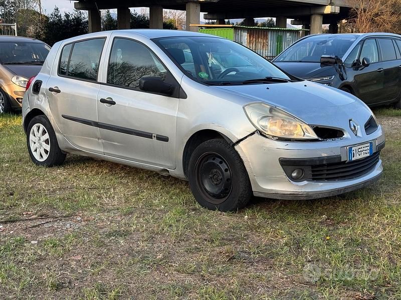 Usata Renault Clio II Luxe 75 CV (55 kW) 2006 Grigio Berlina