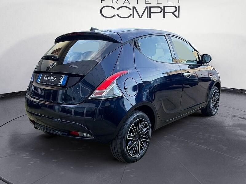 Usata Lancia Ypsilon Gold 69 CV (50 kW) 2022 Blu dipinto di blu Utilitaria