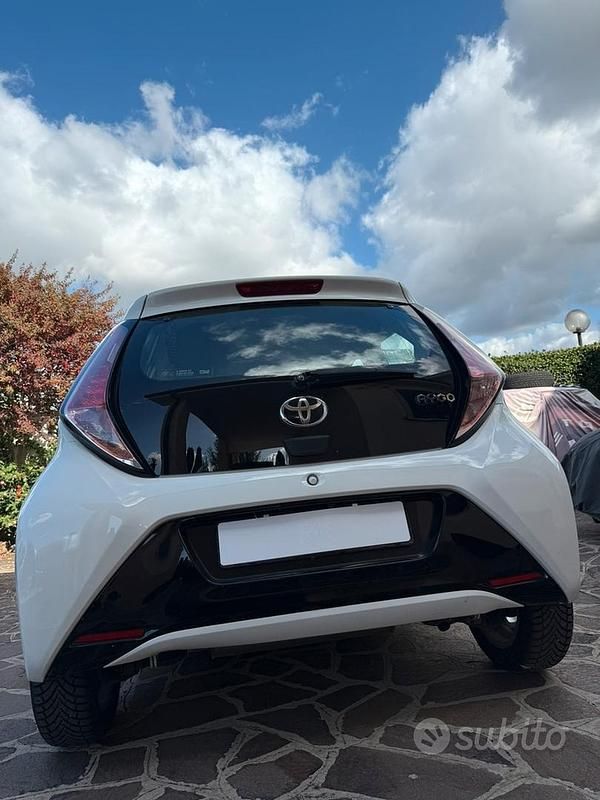 Bianco Usata 2016 Toyota Aygo X-play Due volumi | 9500 € (Buon prezzo) - Immagine 1/4