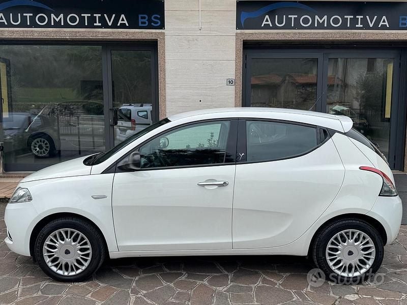 Usata Lancia Ypsilon Silver 69 CV (50 kW) 2016 Bianco Utilitaria