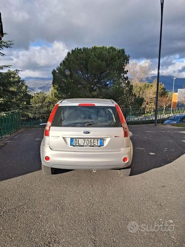 Grigio Usata 2008 Ford Fiesta Tre volumi | 3750 € (Molto cara) - Immagine 1/4