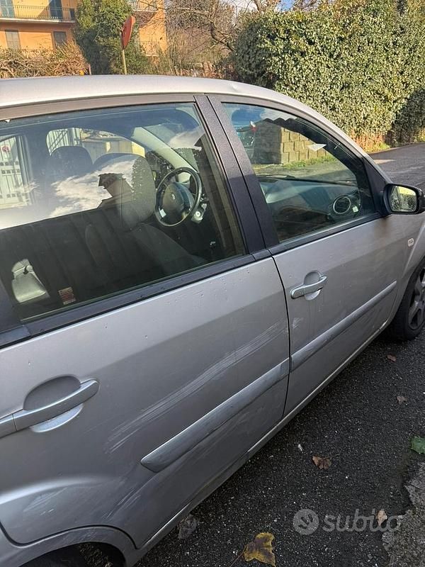 Usata Ford Fiesta 90 CV (66 kW) 2007 Grigio Berlina