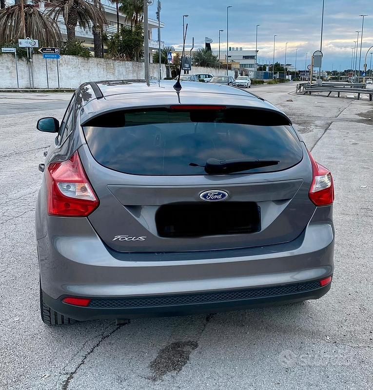 Begagnad Ford Focus 125 HK (91 kW) 2012 Grå Sedan