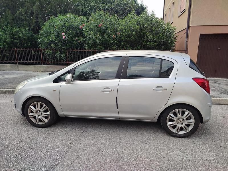 Grigio Usata 2008 Opel Corsa Cosmo Due volumi | 1000 € (Super prezzo) - Immagine 1/4