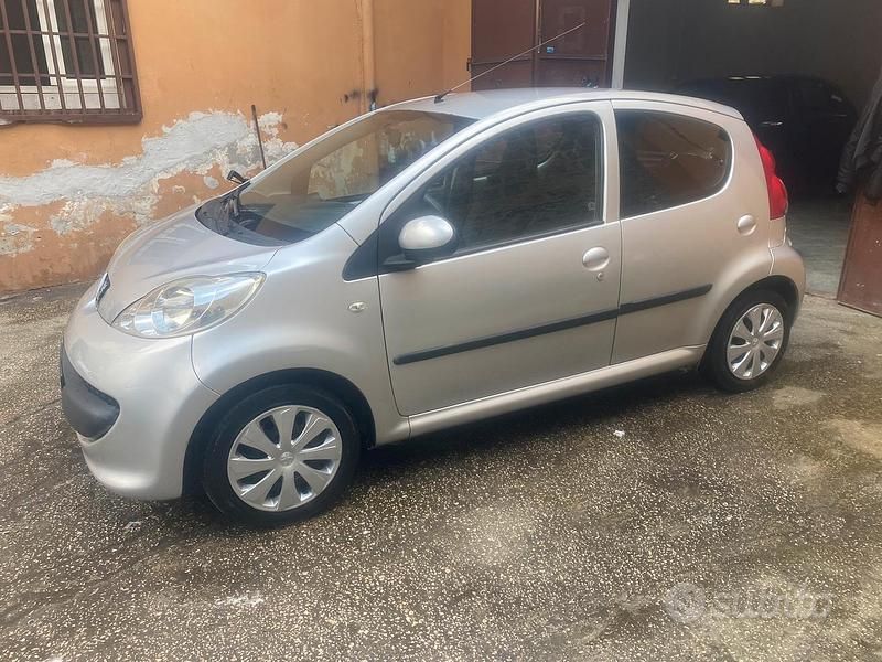 Usata Peugeot 107 68 CV (50 kW) 2007 Grigio Utilitaria