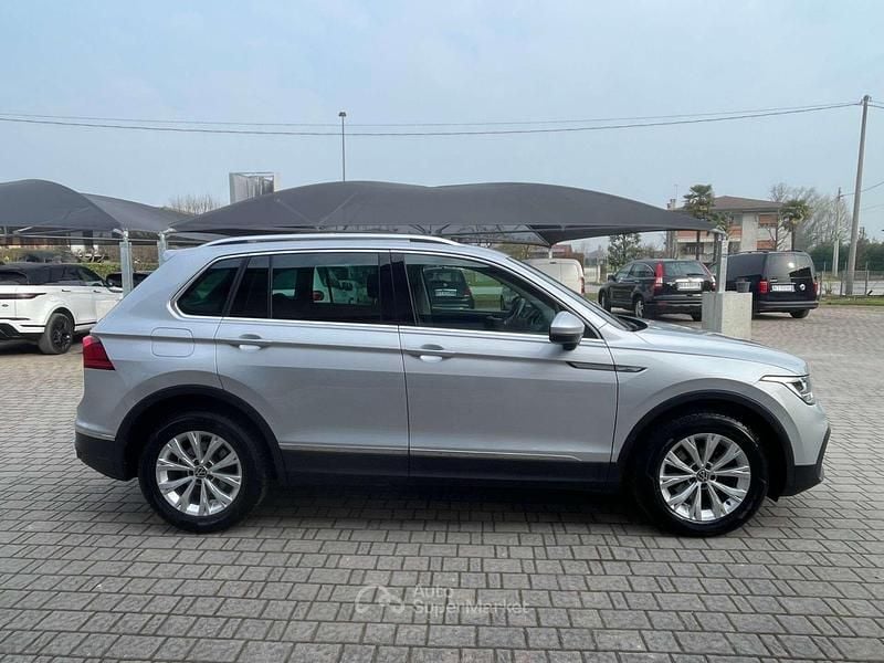Usata VW Tiguan Life 122 CV (89 kW) 2022 Argento SUV