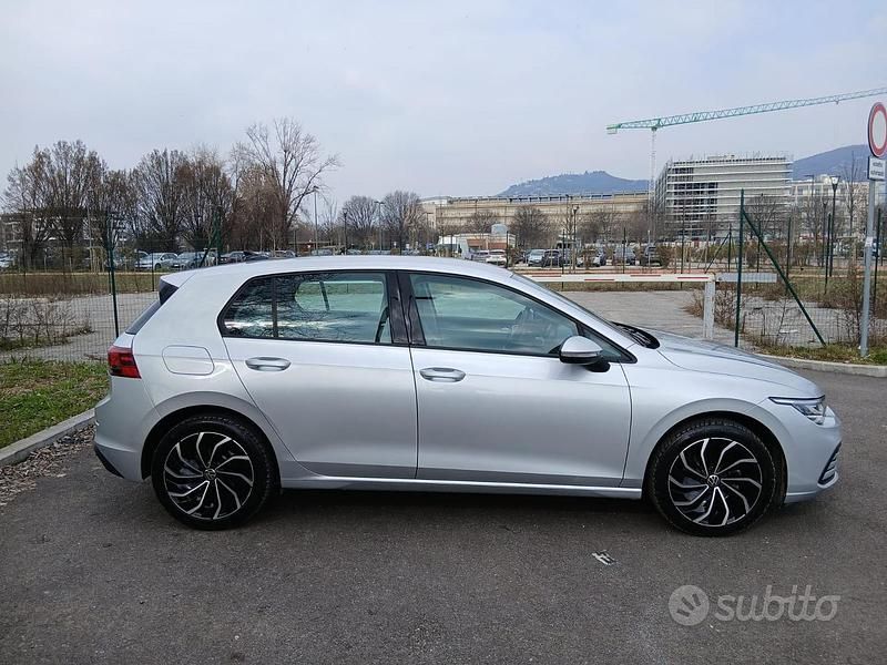 Usata VW Golf VIII Life 116 CV (85 kW) 2022 Grigio Berlina