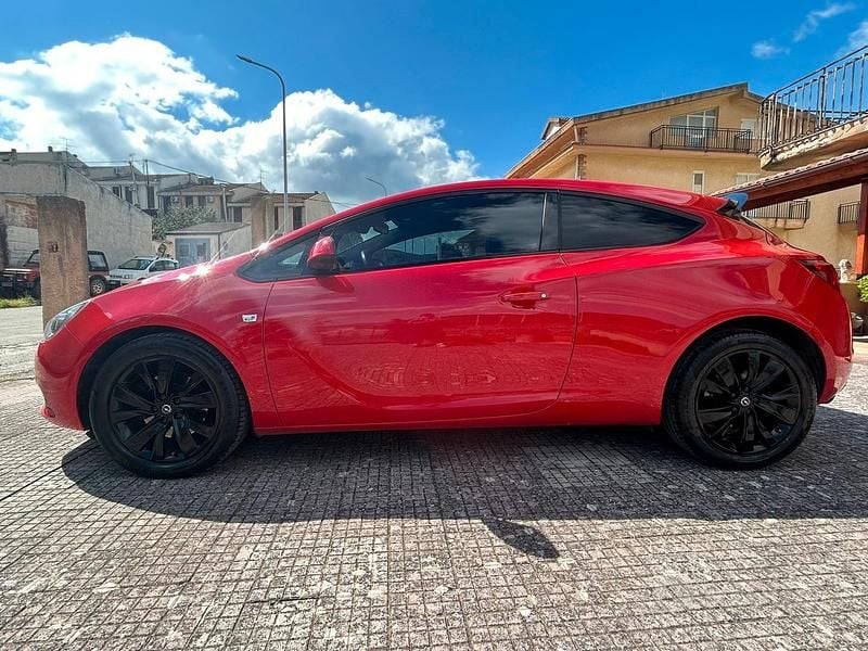 Usata Opel Astra GTC 136 CV (100 kW) 2017 Rosso Berlina