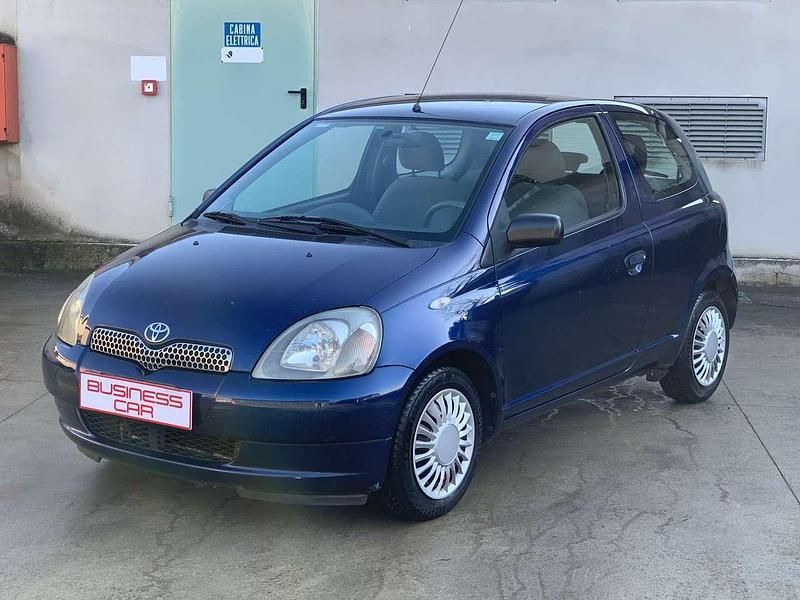 Blu scuro met. Usata 1999 Toyota Yaris Tre volumi | 1399 € (Buon prezzo) - Immagine 1/4