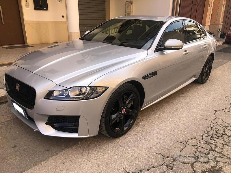 Usata Jaguar XF R-Sport 240 CV (176 kW) 2019 Grigio Berlina