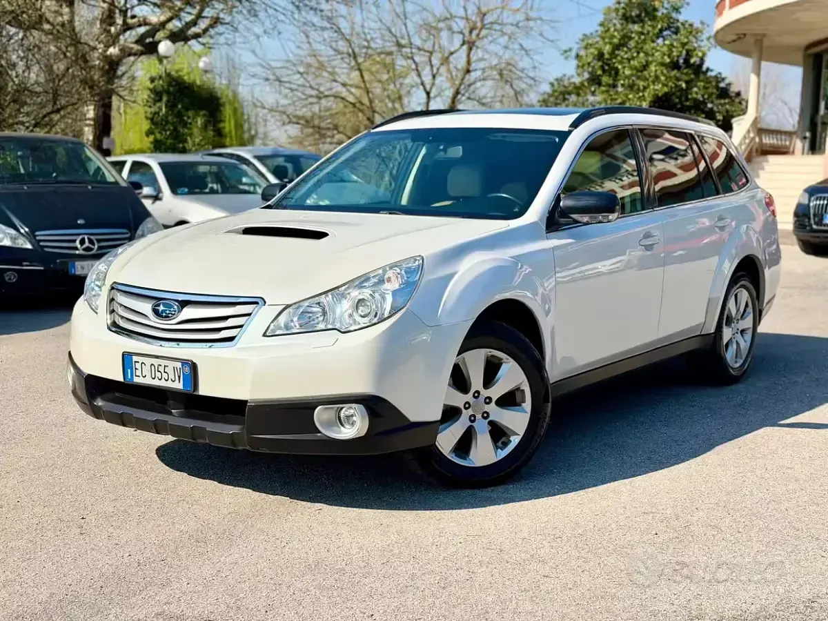 Usado Subaru Outback 150 CV (110 kW) 2010 Blanco Familiar