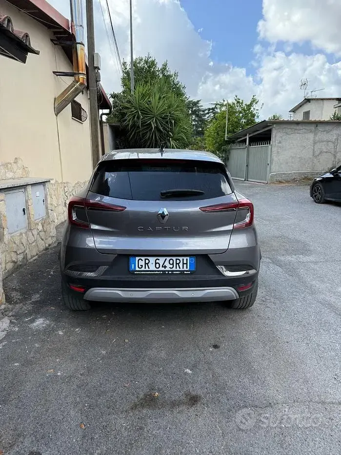 Usata Renault Captur 101 CV (74 kW) 2023 Grigio SUV
