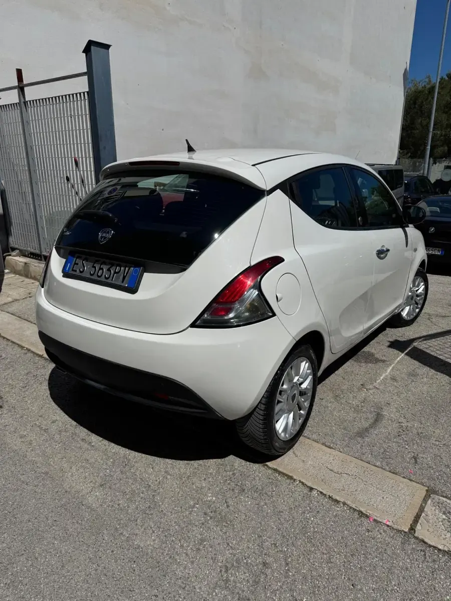 Usata Lancia Ypsilon Gold 69 CV (50 kW) 2013 Bianco Utilitaria