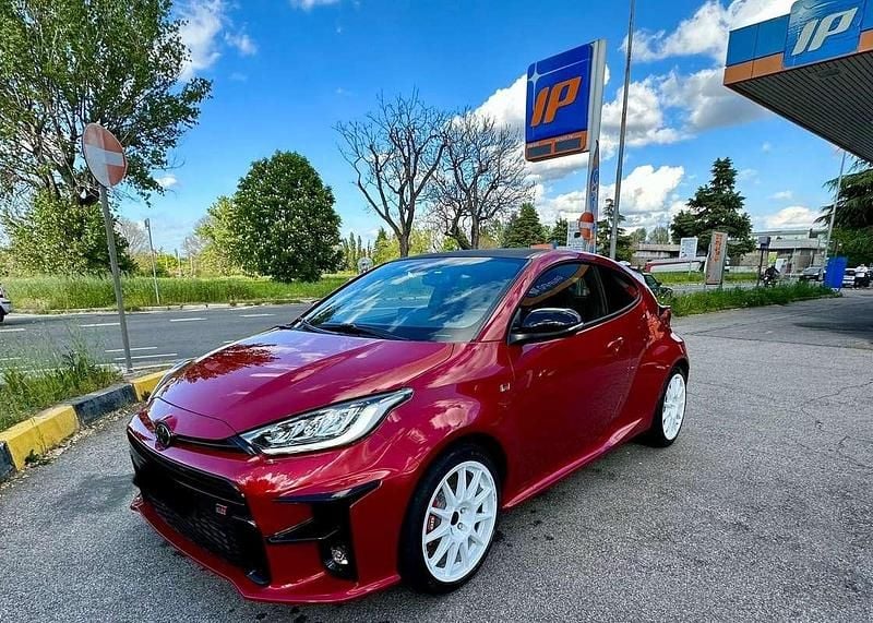 Usata Toyota Yaris 261 CV (191 kW) 2022 Rosso Utilitaria