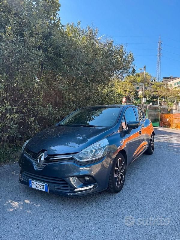 Käytetty Renault Clio IV Zen 75 HP (55 kW) 2017 Harmaa Sedan