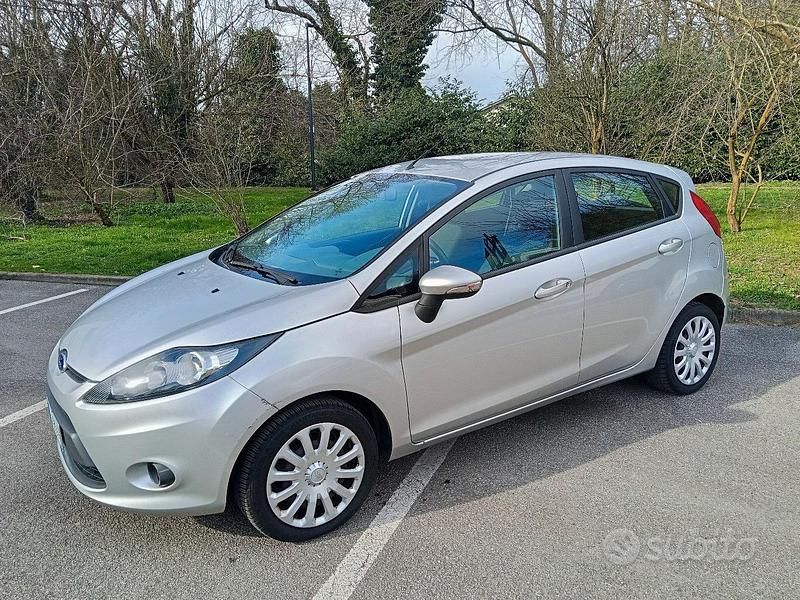 Usata Ford Fiesta 75 CV (55 kW) 2011 Grigio Utilitaria