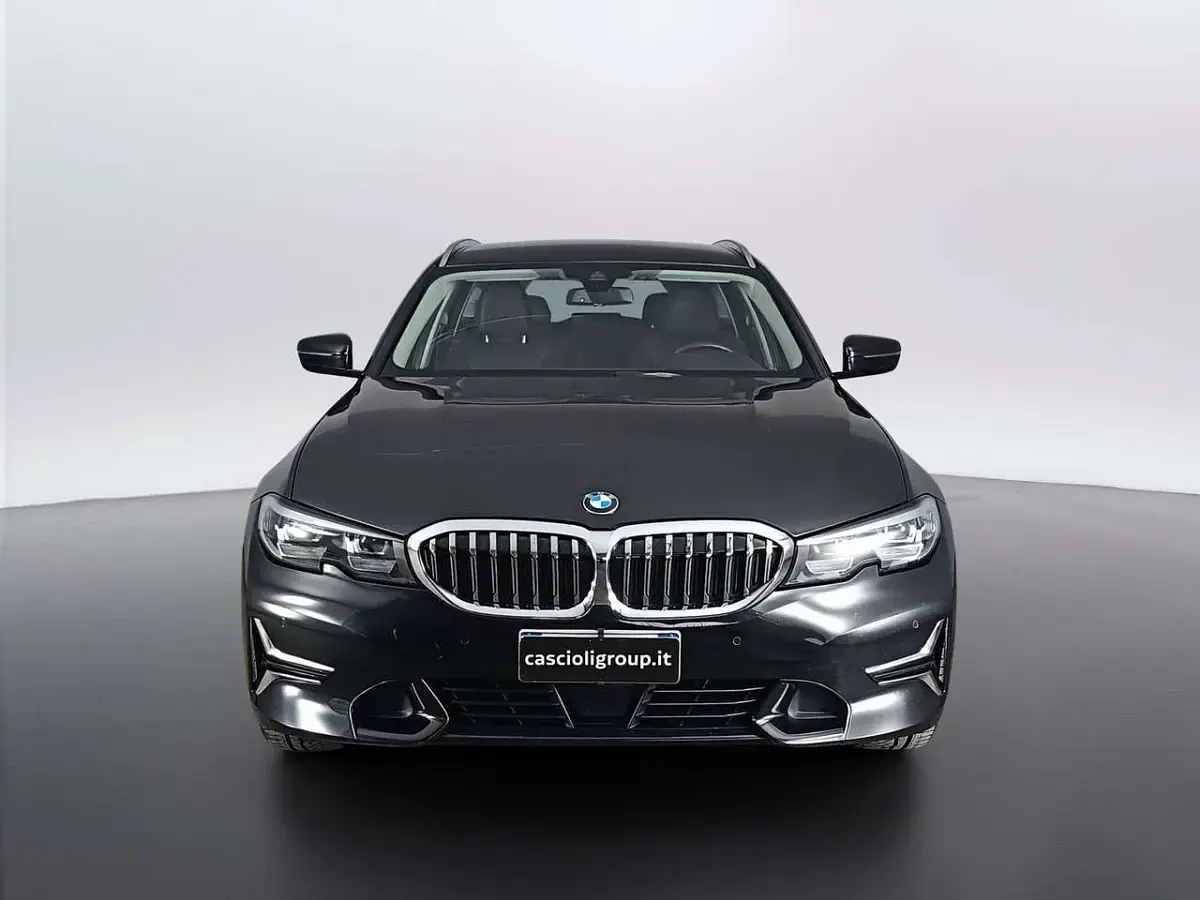 Usata BMW 320 Luxury Line 190 CV (139 kW) 2021 Black sapphire metallizzato Station wagon