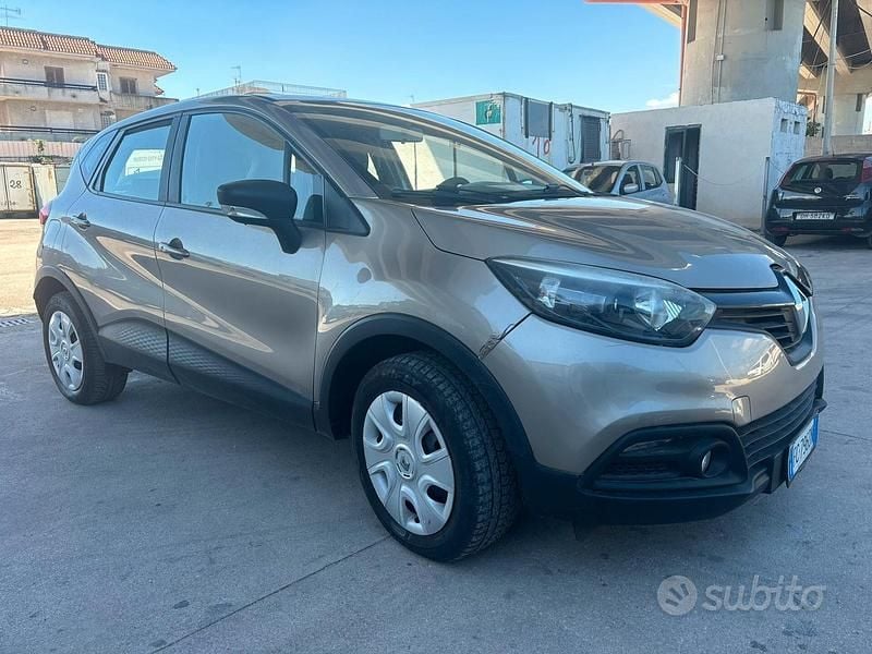 Usado Renault Captur Iconic 90 CV (66 kW) 2016 Marrón SUV