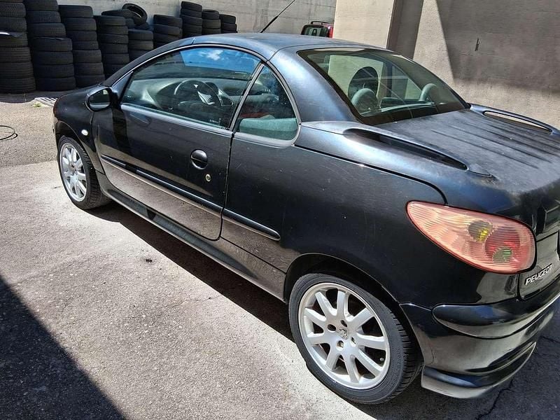 Usata Peugeot 206 CC 109 CV (80 kW) 2003 Nero Cabrio
